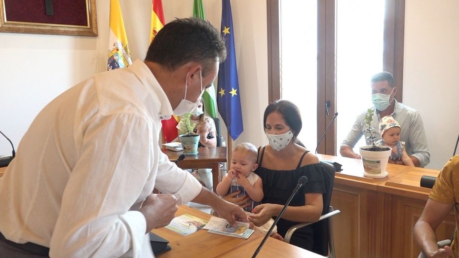 El Ayuntamiento de Palos entrega 27 nuevos cheques bebé a familias de la localidad