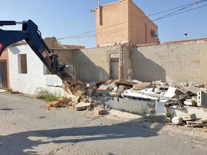 El Ayuntamiento derriba cuatro construcciones ilegales en Marismas del Odiel