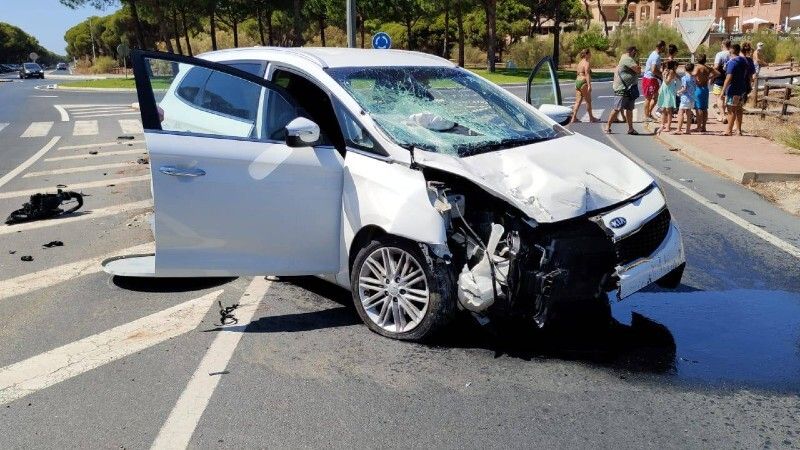 Trasladan al hospital al copiloto de un vehículo que se salió de la vía en la rotonda del Barceló de Punta Umbría y cuyo conductor dio positivo en alcohol