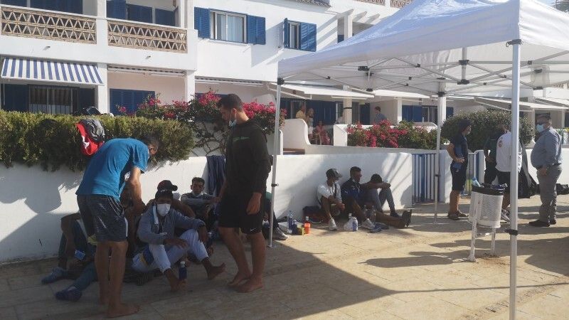 Un cayuco con doce inmigrantes llega a la playa El Cantil de Isla Cristina