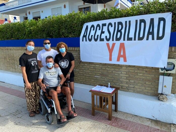 Un enfermo de ELA denuncia que tiene que recorrer 1,5 kilómetros para poder acceder a la playa en Matalascañas por la falta de accesos
