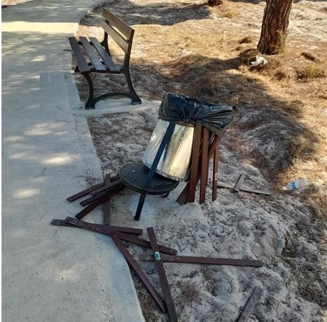 Vandalismo en el nuevo paseo de la Avenida del Parador en Mazagón