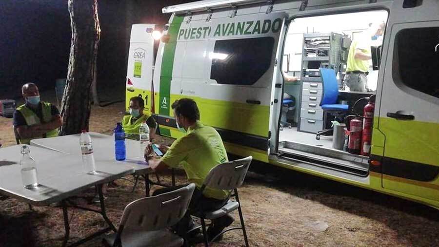 El incendio de Bonares obliga a desalojar 13 viviendas tras activarse el nivel 1 del Plan de Emergencias