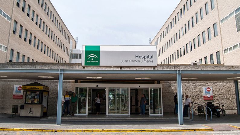 Trasladan al Hospital Juan Ramón Jiménez a un motorista herido tras caerse debajo del guardarraíl en la glorieta de La Orden