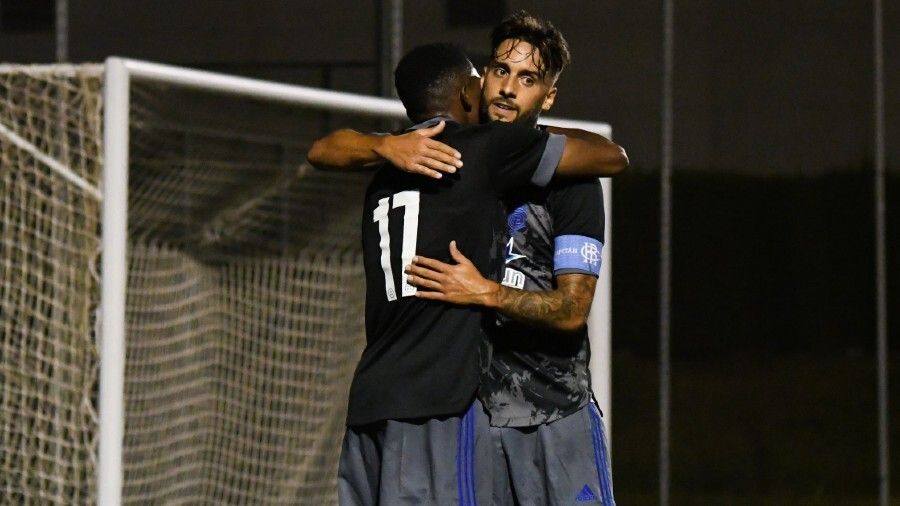El Recre vence con claridad al Moguer y peleará por llevarse el Trofeo Platero (0-6)