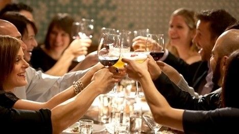 El número máximo de comensales en las mesas en el interior de los restaurantes se amplía de cuatro a seis