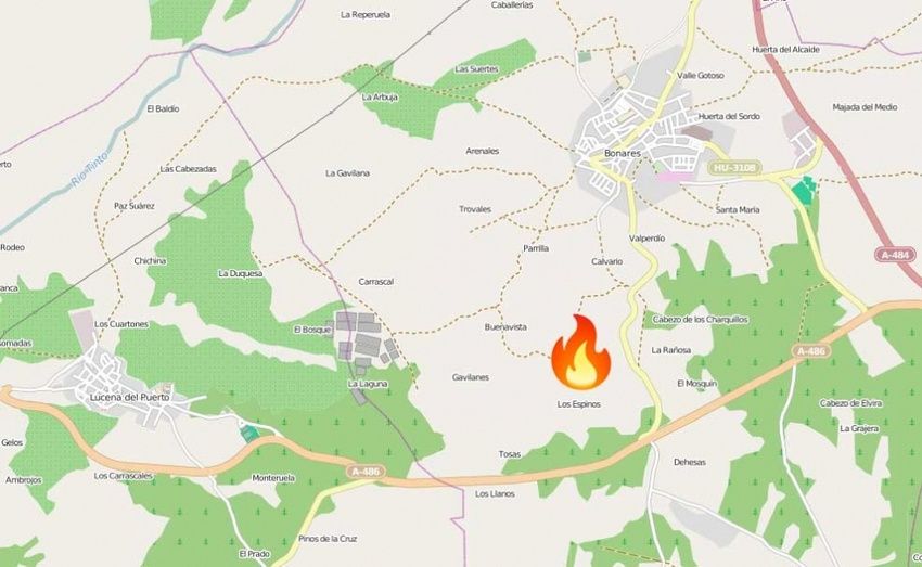 Declarado un aparatoso incendio entre Lucena y Bonares y Lucena