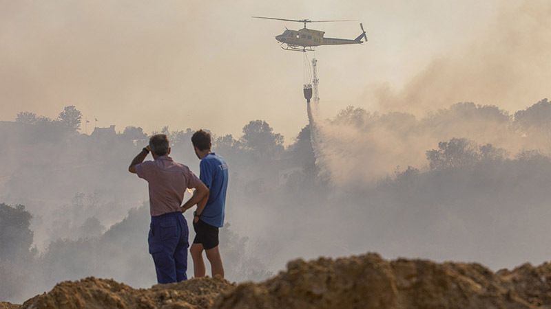 Paralizan los desalojos por el incendio en Lucena: el pueblo no corre peligro