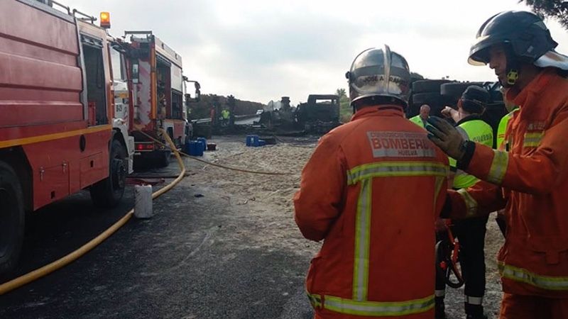 Sofocan el incendio de un vehículo que provocó el desalojo de tres viviendas en Gibraleón