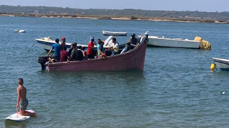 Un cayuco con doce inmigrantes llega a la playa El Cantil de Isla Cristina