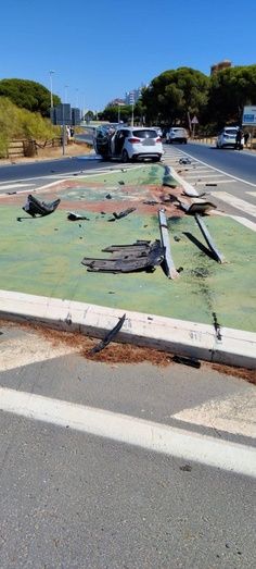 Trasladan al hospital al copiloto de un vehículo que se salió de la vía en la rotonda del Barceló de Punta Umbría y cuyo conductor dio positivo en alcohol