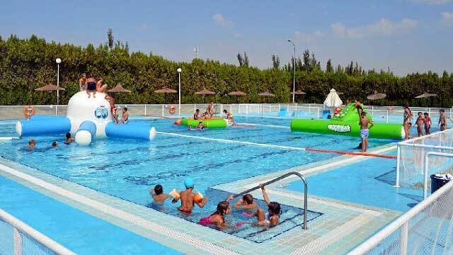 Un grupo de adolescentes asalta de madrugada la piscina de verano de San Juan
