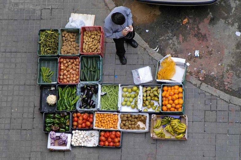 La Policía Local de la capital interviene 12 toneladas de alimentos de la venta ambulante ilegal