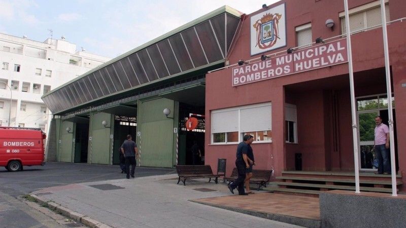 Dos vehículos sufren graves daños tras el incendio de tres contenedores en la Plaza de Flauta de la capital