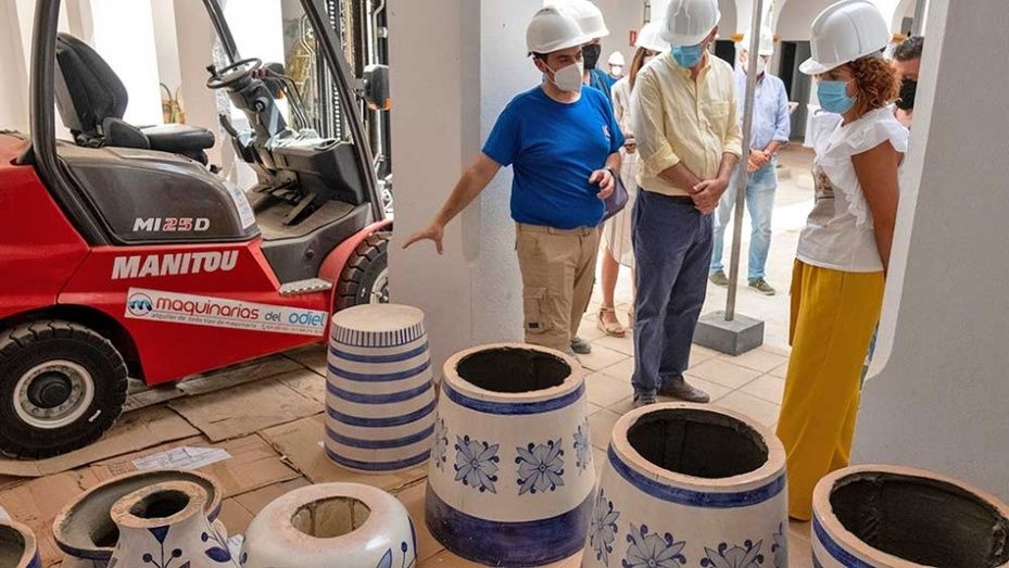 La Diputación colabora en la restauración de la decoración de la fachada del santuario de El Rocío