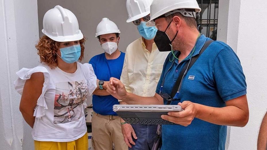 La Diputación colabora en la restauración de la decoración de la fachada del santuario de El Rocío
