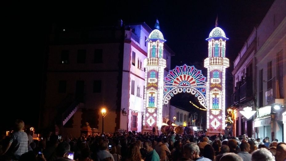 Desfile de Gigantes y Cabezudos y encendido del alumbrado en el primer día de la Feria de Agosto de Aracena