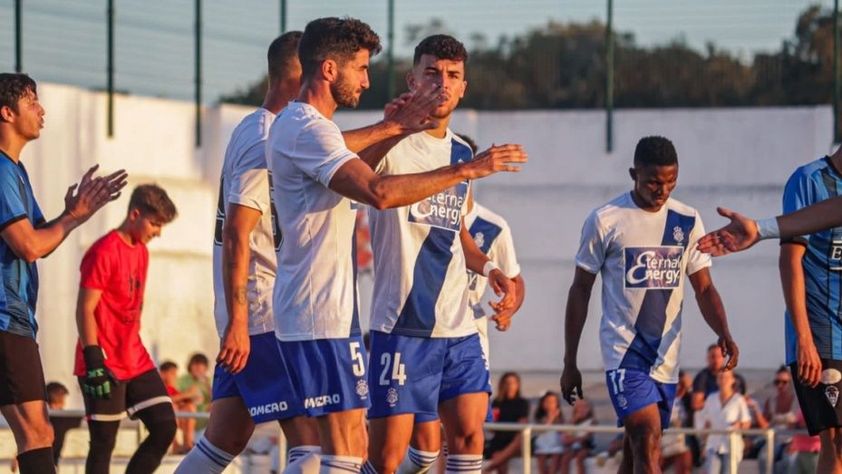 Juanito se luce en la goleada del Decano al Herrerías (0-10)