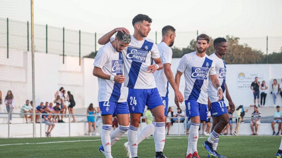 Juanito se luce en la goleada del Decano al Herrerías (0-10)