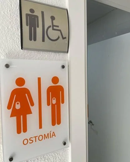 Piden al Hospital de Riotinto que rehaga el baño para personas ostomizadas