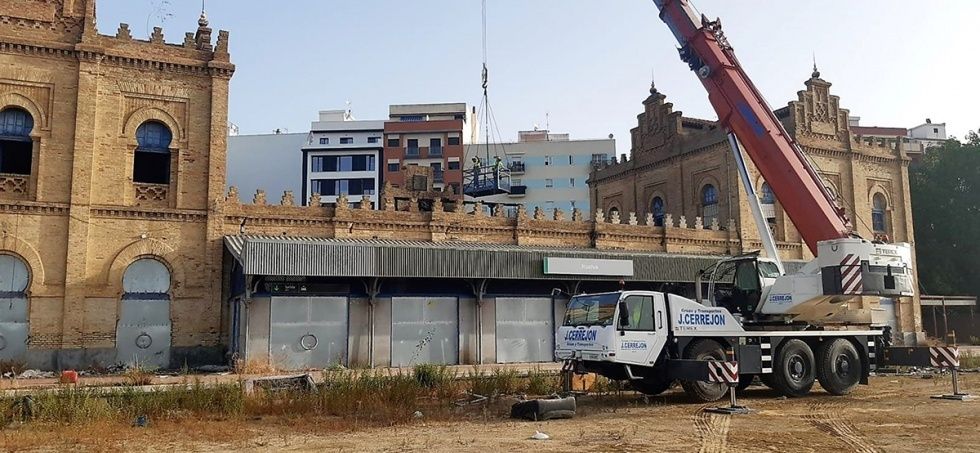 Adif inicia las actuaciones de saneamiento y desescombro en la antigua estación
