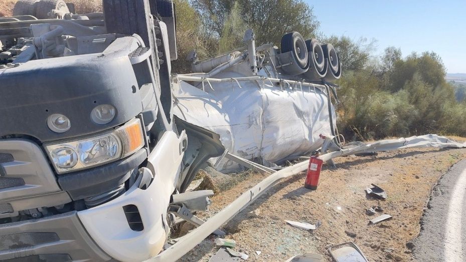 Herido el conductor de un camión de grandes dimensiones tras volcar en la carretera que une Niebla con Valverde del Camino