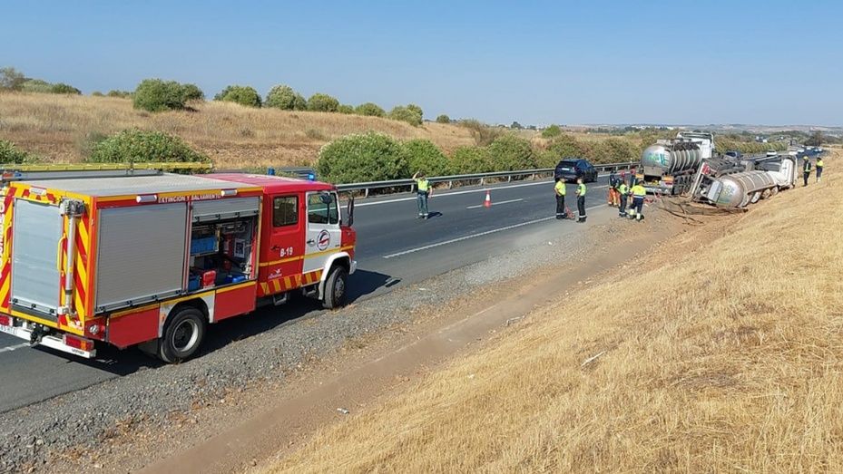 Cortado un carril de la A-49 por el vuelco de un camión con mercancía peligrosa