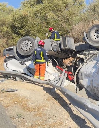 Herido el conductor de un camión de grandes dimensiones tras volcar en la carretera que une Niebla con Valverde del Camino