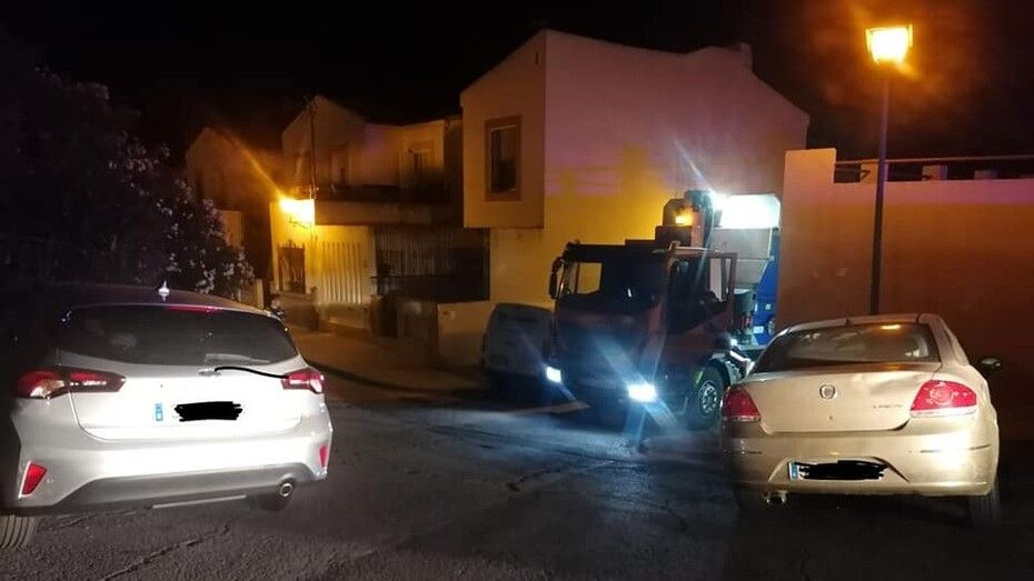 Denuncian en Ayamonte a dos vehículos por no dejar pasar al camión de la basura