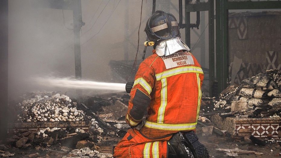 Desalojadas doce viviendas por un incendio en Isla Cristina