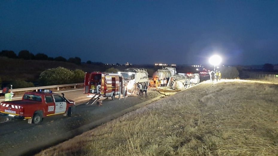 El trasvase de la carga del camión accidentado en la A-49 culmina con éxito