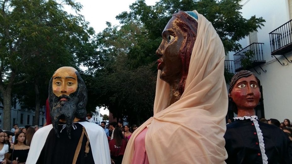 Desfile de Gigantes y Cabezudos y encendido del alumbrado en el primer día de la Feria de Agosto de Aracena