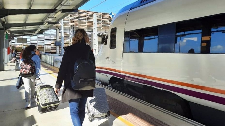 Reabren a la circulación tras tres horas la línea ferroviaria Sevilla-Huelva tras morir una persona arrollada