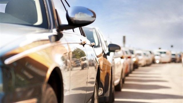 Cuatro kilómetros de retención en la A-49 tras una colisión entre una furgoneta y un camión