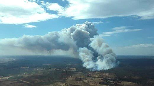 Más de veinte aeronaves y un centenar de bomberos trabajan en la extinción de un incendio declarado en Paterna