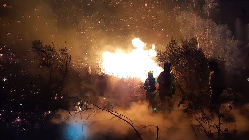 El viento no da tregua en Paterna y mantiene activo el incendio