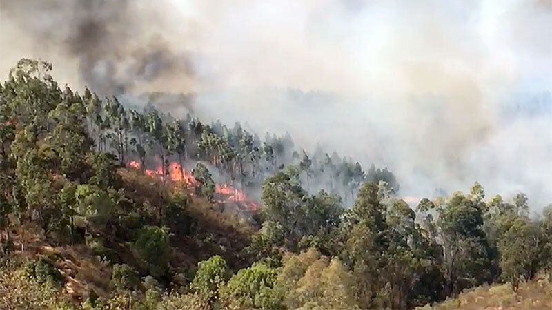 Más de 60 efectivos para una segunda noche de lucha contra el incendio de Paterna