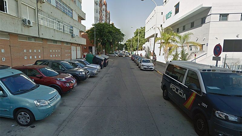 Prohíben a una pareja de 'gorrillas' okupas de la avenida Costa de la Luz acercarse a una vecina