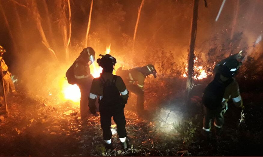 El viento no da tregua en Paterna y mantiene activo el incendio