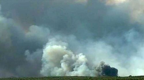 El avance de las llamas en Paterna obliga a cortar la carretera entre La Palma y Berrocal