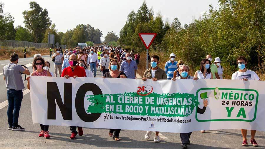 Concentración contra el cierre de los servicios de urgencia de Matalascañas y su 'carencia continua' en El Rocío