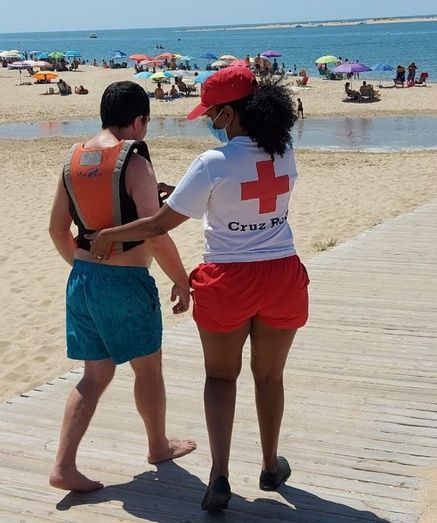 Más de 130 personas con discapacidad han podido disfrutar de la playa este verano con el Programa ‘Un Baño sin Barreras’