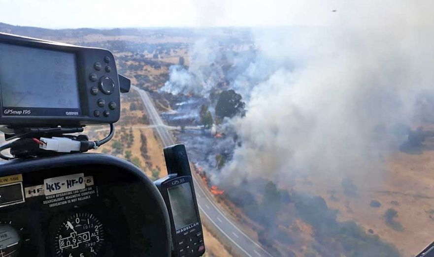 El Infoca combate un incendio declarado en el paraje La Torera de Cabezas Rubias