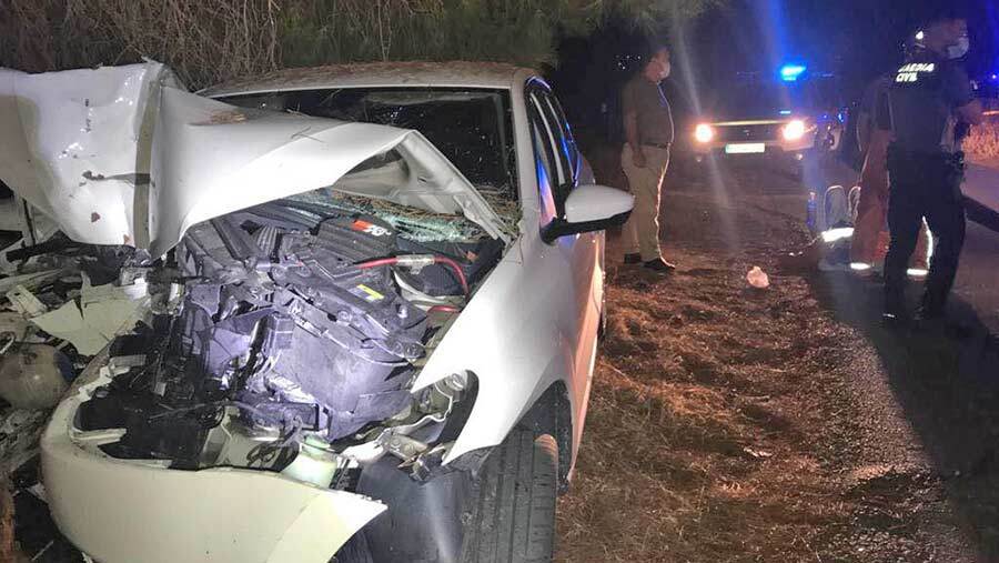 Cuatro heridos en Aljaraque al estrellarse contra un pino el coche en el que viajaban