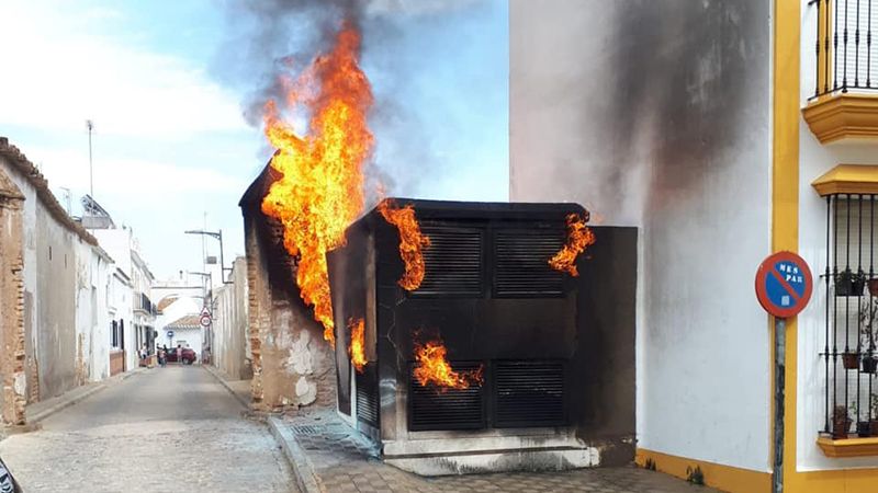 Sale ardiendo un transformador en Moguer y deja sin luz a varios vecinos