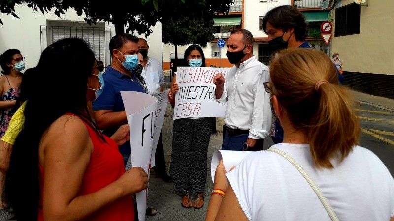 VOX se moviliza junto a vecinos de Isla Chica ante la okupación ilegal de una vivienda