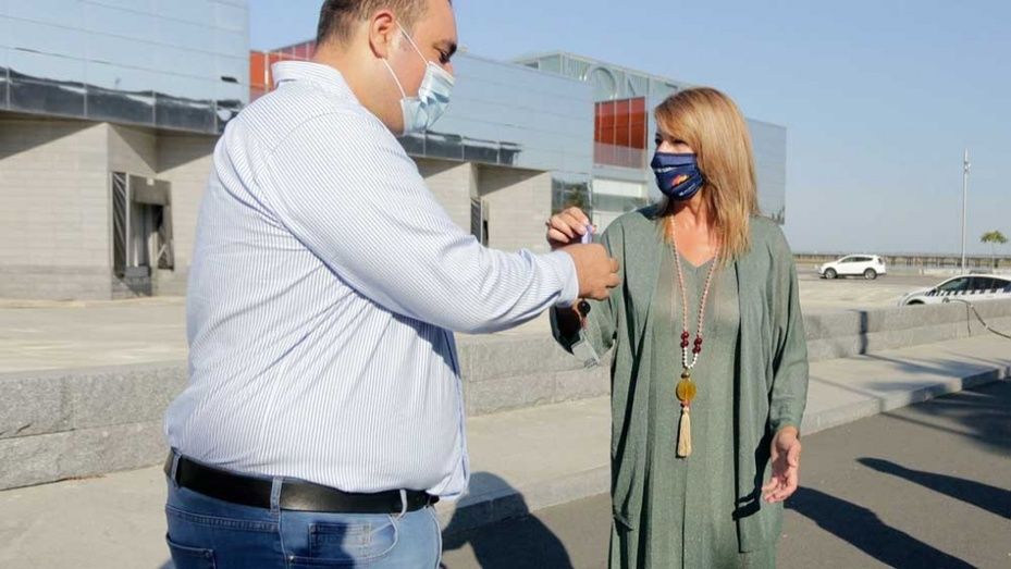 La presidenta del Puerto entrega las llaves de la nueva lonja