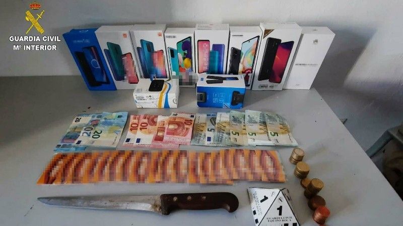 Detenidos tras robar, con pasamontañas y un cuchillo, varios teléfonos móviles en un establecimiento de Cartaya