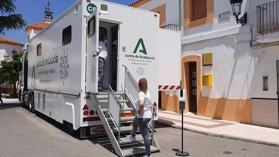 Huelva suma 84 positivos mientras Andalucía baja su tasa de 200 por primera vez en dos meses