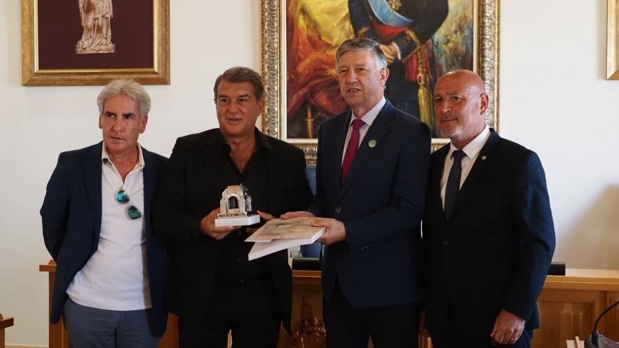 Carmelo Romero enseña a Joan Laporta la historia de Palos de la Frontera